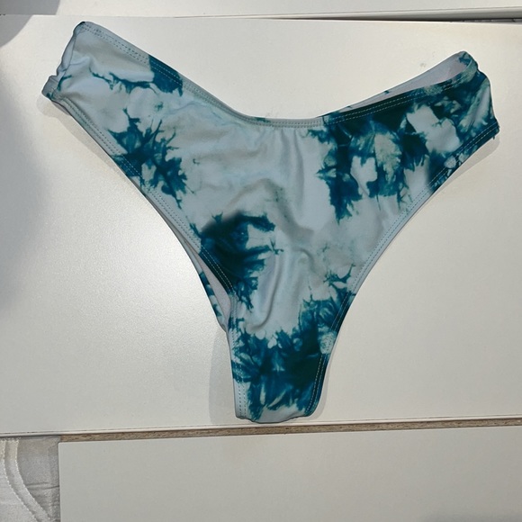 Blue marble bikini - Picture 3 of 3